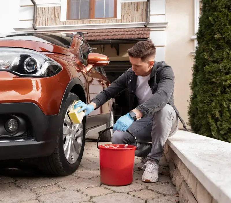 Lavage auto à domicile Mazet-Saint-Voy : professionnel intervenant sur un véhicule